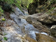 26 L'acqua ha levigato il corso del torrente